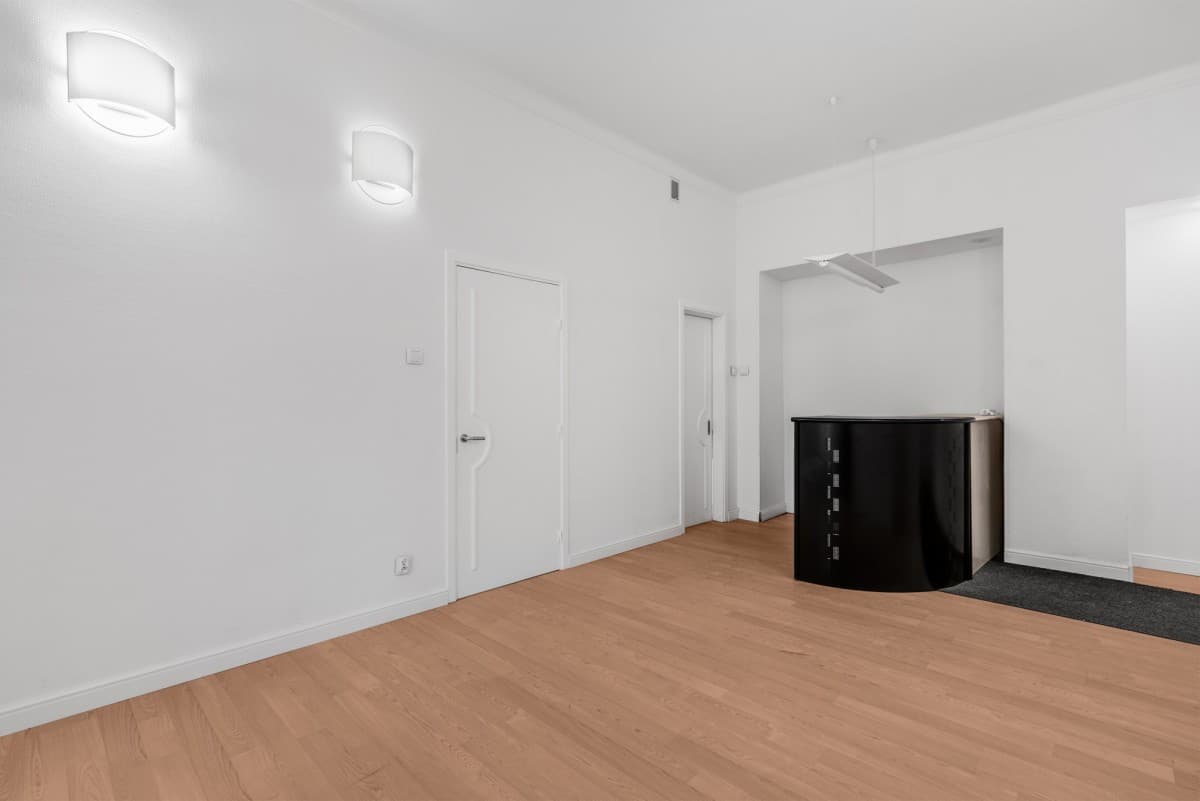 Commercial Space for Rent in Warsaw Śródmieście - 4 Rooms, 63 m²