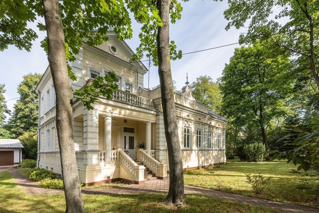 Prestigious 7-Room House in Milanówek - 300 m²