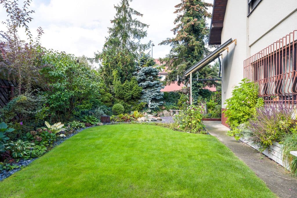 Spacious 7-Room House for Sale in Latchorzew - 397 m²