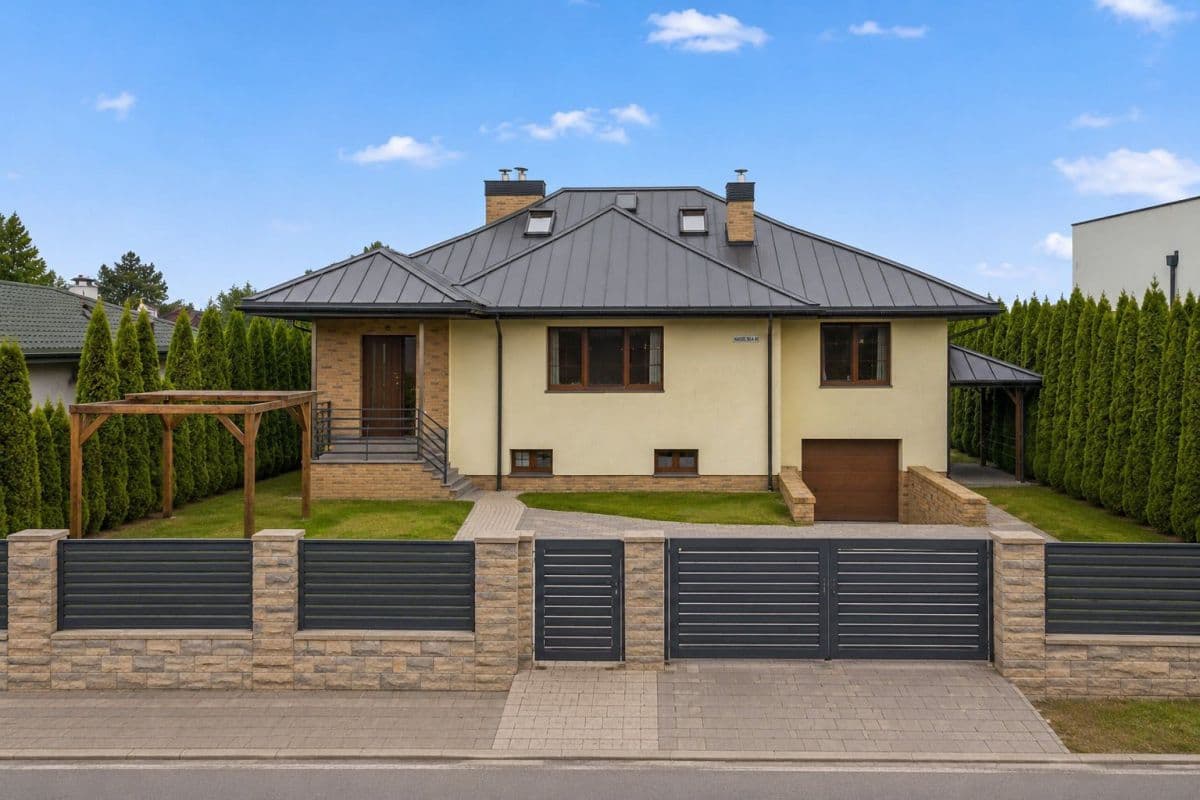 Будинок - 7 кімнат - 285 м² - вул. Насельська Серок